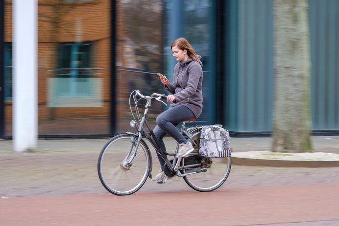Wie op de fiets met een smartphone in de weer is, is altijd afgeleid.