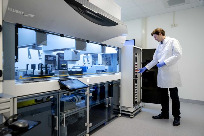 Een arts-microbioloog bij de coronatestrobot bij PAMM in Veldhoven