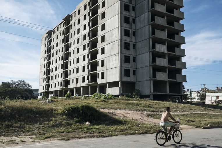 Een verlaten flatgebouw getuigt van de grootse Russisch-Cubaanse nucleaire plannen.  Beeld Bloomberg via Getty Images