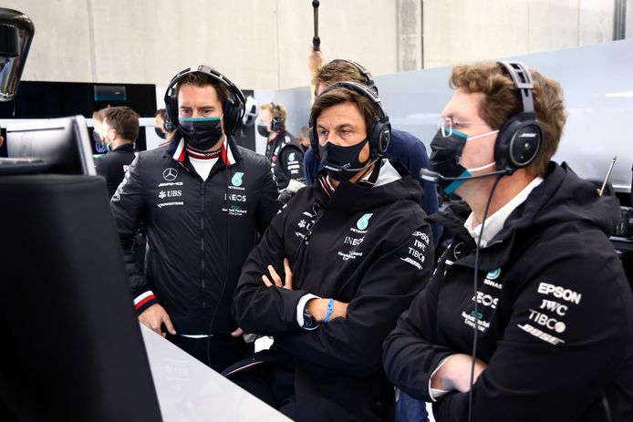 Onder meer Toto Wolff in de garage van Mercedes.