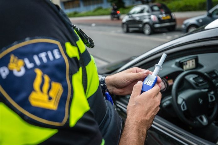 Een agent neemt een speekseltest af. Foto ter illustratie.