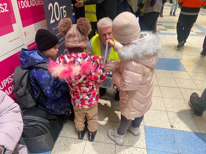 De Helmondse frietbakker Franky van Hintum bakte vijf dagen friet en deelde snoep uit aan vluchtelingen uit Oekraïne. Hij deed dat bij de Poolse grens in Przemysl.