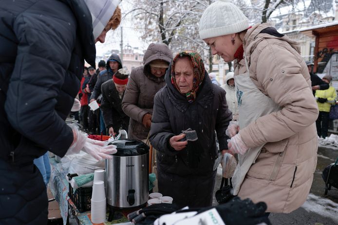 Oudere mensen ontvangen in Kiev voedsel en handschoenen van een goed doel.