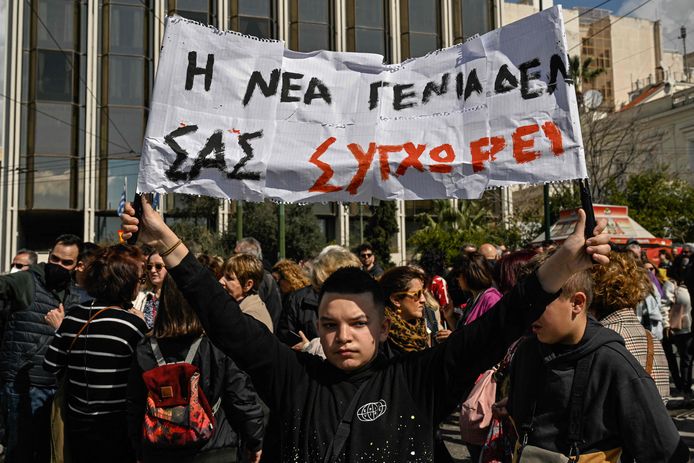 Een demonstrant op straat in Griekenland houdt een banner vast met een duidelijke boodschap: "De nieuwe generatie vergeeft jullie niet.” De protesten zijn een reactie op de dodelijke treinramp vorige week in de Griekse stad Larisa.