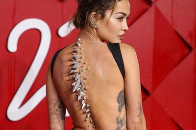 Liet Rita Ora zich inspireren door Godzilla? Fans hebben nieuwe bijnaam voor zangeres na opvallende outfit