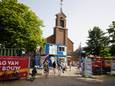 Afgelopen voorjaar stond de Heumense paardenkastanje (links) vol in bloei tijdens de open dag in de kerk die nu een appartementengebouw is.