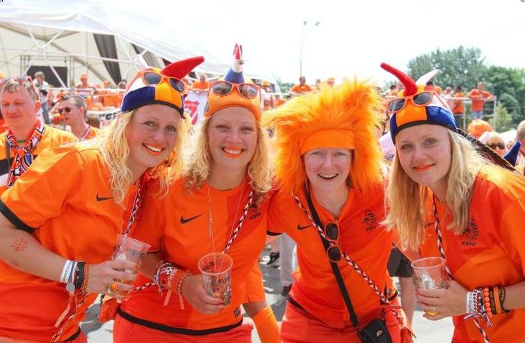 Oranje supporters poseren in Charkov, voorafgaand aan de EK-wedstrijd Nederland tegen Denemarken. Foto: ANP