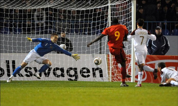 Lukaku scoorde zijn eerste doelpunten in het shirt van de Rode Duivels in 2010 in een oefeninterland tegen Rusland die met 0-2 gewonnen werd.