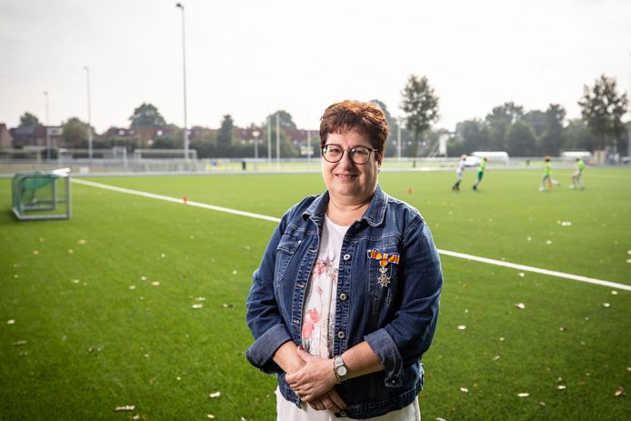 Waar anders dan op het voetbalveld hoort Gonnie Bonvanie haar koninklijke onderscheiding in ontvangst te nemen?