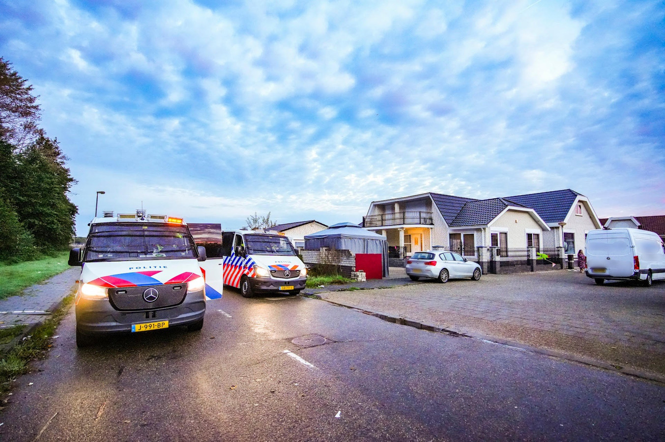 Krimpen Australische persoon Versnel Drugsinvallen bij woonwagens in Eindhoven en autobedrijf in Best, 1000  agenten en militairen landelijk ingezet | Foto | bd.nl