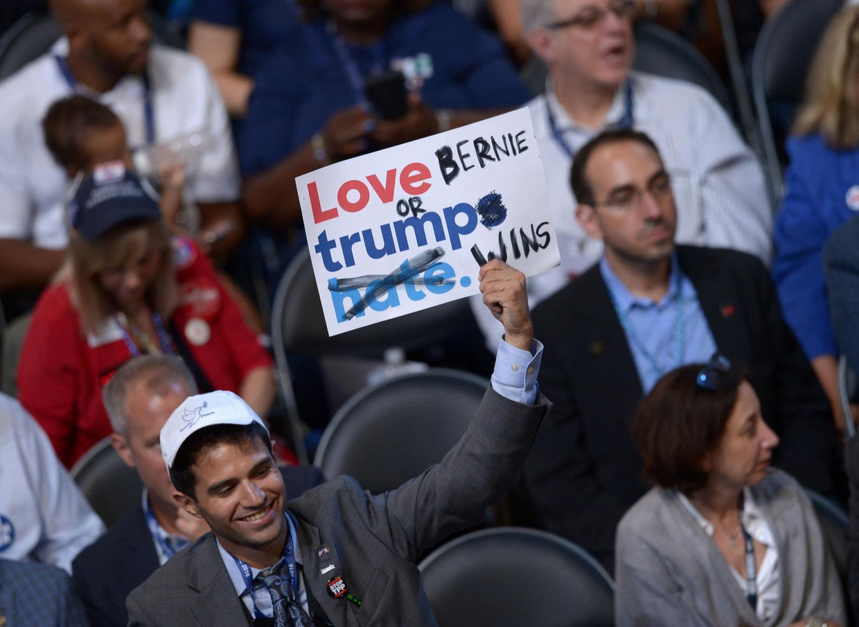Sanders-aanhangers hebben een bord voor Hillary Clinton omgebouwd tot Bernie-bord. Beeld afp