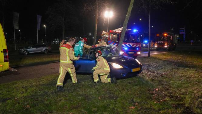 Bestuurder bekneld door botsing tegen boom in Helmond