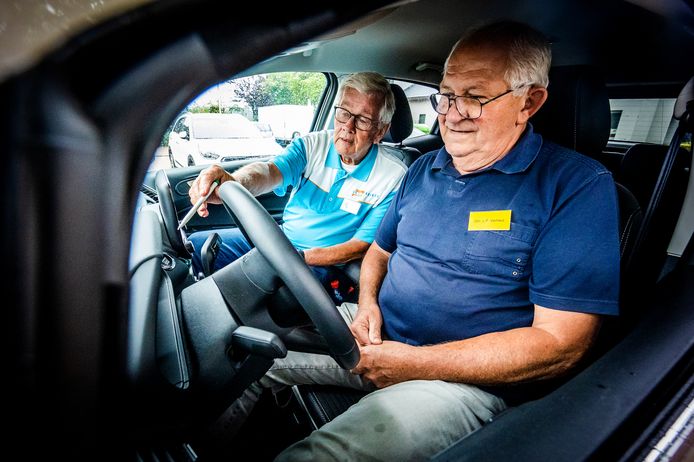 Coördinator Jan de Jong (links) van Veilig Verkeer Nederland geeft  deelnemer Leo Verheul handige tips waarmee hij zijn rijgedrag en routine kan verbeteren.
