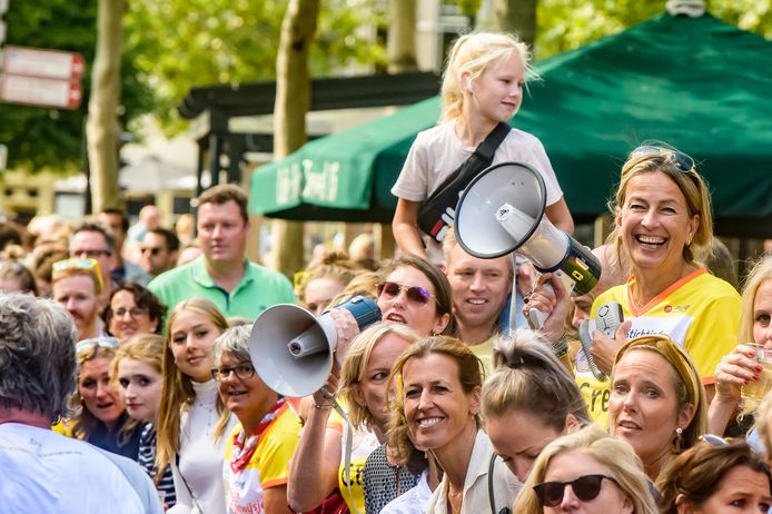 'Volle bak' langs de kant bij de Tilburg Ten Miles tijdens de laatste editie in 2019. Naar verwachting eind september dit jaar weer.