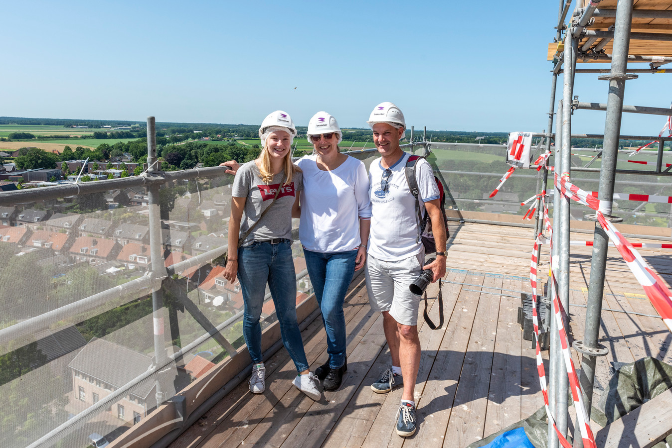 Sophie (links), Marlinda (midden) en Gustave van den Eijden (rechts) boven op de Sint-Lambertuskerk in Wouw.