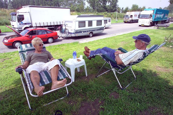 Dick en Agnes Vlaar uit Heerhugowaard voor een vakantie in Someren pauzeren onderweg even in Liempde (archieffoto).