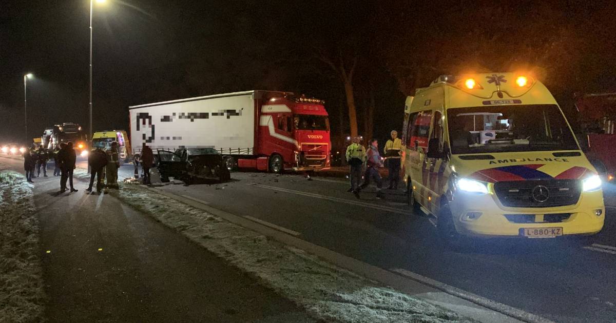 Twee gewonden na frontale botsing tussen auto en vrachtwagen op t Harde.