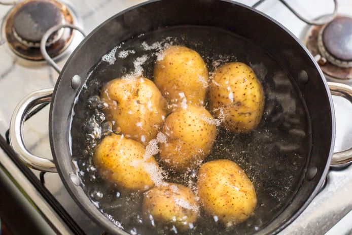 Wat komt er vrij in het water wanneer je aardappelen kookt?