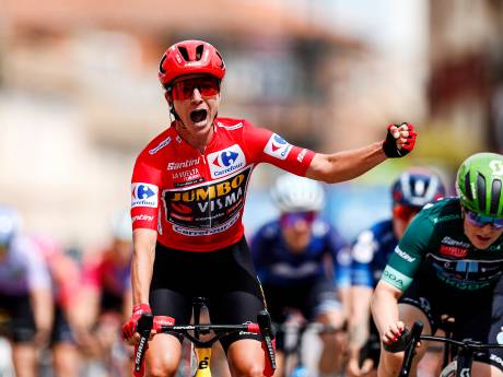 Marianne Vos laat zich niet nogmaals verrassen en sprint in rode leiderstrui naar ritzege in Vuelta