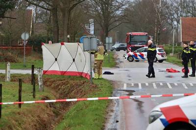 Levenloos lichaam aangetroffen in sloot Saasveld: politie bezig met onderzoek