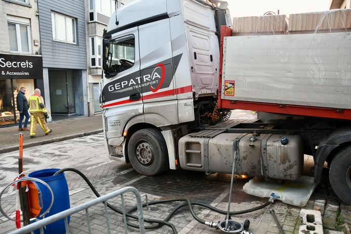 Door het gat in de tank van de vrachtwagen stroomden honderden liters brandstof op het voetpad, de straat en in de rioleringen, langs de Bruggestraat in Menen. De brandweer strooide absorberende korrels en zette ook een tankwagen in om de bevuilde rijweg weer proper te maken.