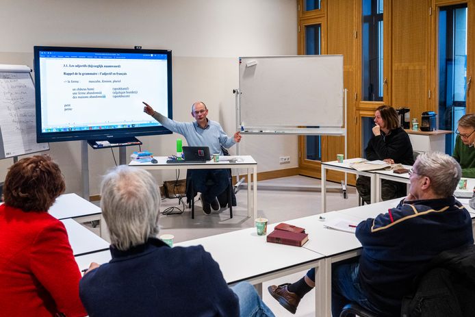 Docent Jerome Paul legt de grammatica nog eens uit. ,,‘Vous’ (u), is dat voor boven de 18?”