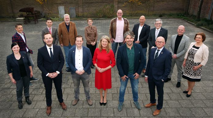 De volledige gemeenteraad van Alphen-Chaam, met op de voorste rij de nieuwkomers (v.l.n.r.): Richard van den Berg (VVD), Bjarne van den Wijngaart (CDA), Marie-Louise Aarts (D66), Rens Michielsen (GBSV) en Lammert Westra (CDA).