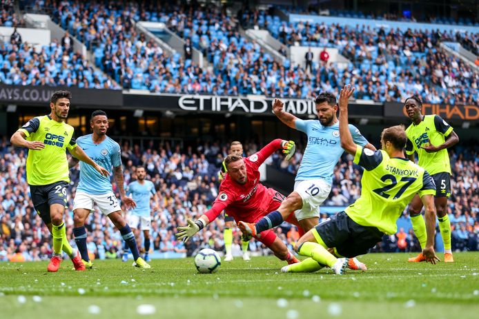 Sergio Agüero in actie tegen Huddersfield Town.