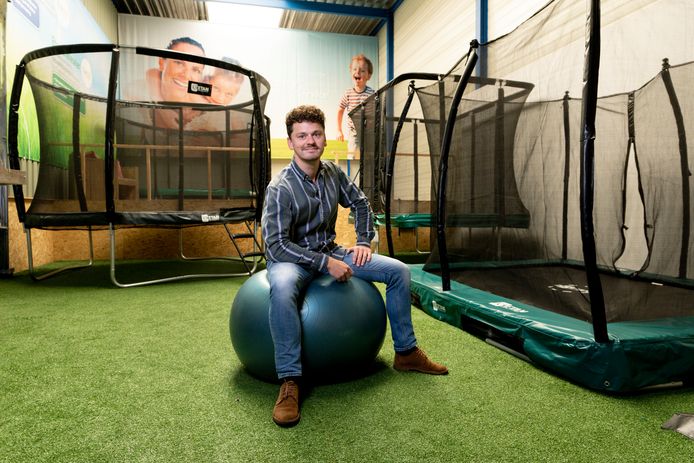 Manager Luuk Uppenkamp in de showroom van  trampolinespecialist Etan in Boxte