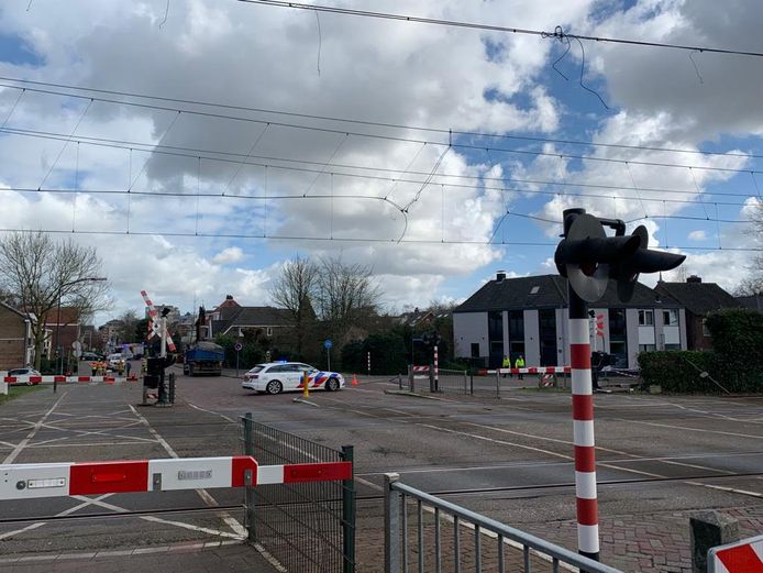 Due to an accident with a crane truck, the overhead lines of the track near Vught were destroyed.