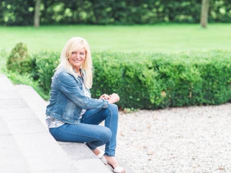 Carla zingt samen met duizend vrouwen in Leusden voor vrede in Oekraïne: ‘Wij staan op’