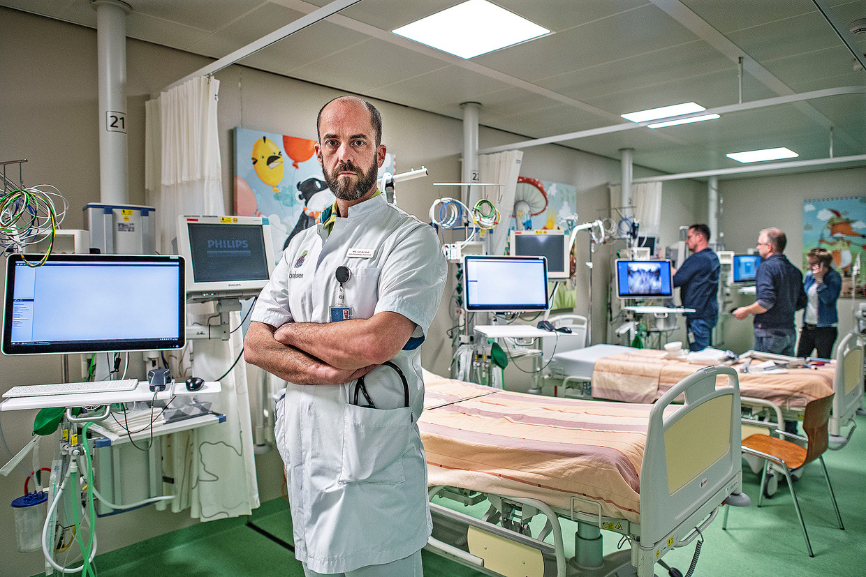 Mark van der Kuil, arts intensive care in het Bernhoven Ziekenhuis in Uden. De kamers worden klaargemaakt voor opvang en behandeling coronapatiënten. Beeld Guus Dubbelman / de Volkskrant