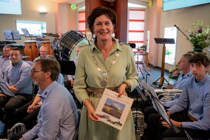 Burgemeester Marga Vermue neemt eerste exemplaar boek ‘150 jaar Vrije Evangelische Gemeente Nieuwvliet’ in ontvangst.