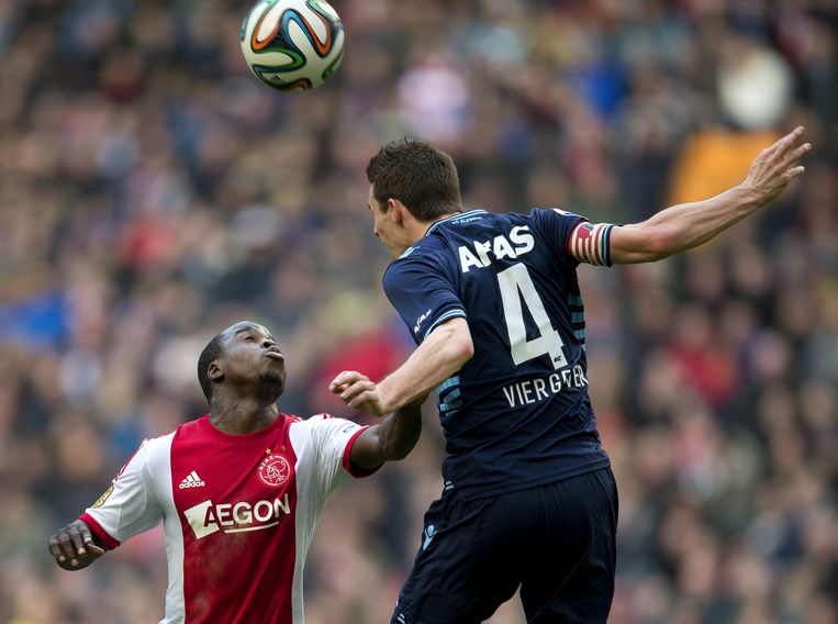 Lesley de Sa (L) van Ajax in duel met Nick Viergever van AZ. Beeld anp