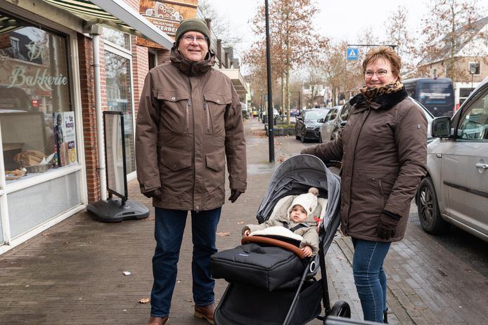 Mart en Elfriede Engel met kleindochter Maysa: ,,Asielzoekers moeten toch ergens heen. Laat ze maar komen.’’