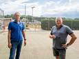 Kantinebeheerder Rinus Szymanski (links) en voorzitter Frank Passchier op de oude tennisbaan aan de Burgemeester van Woelderenlaan.