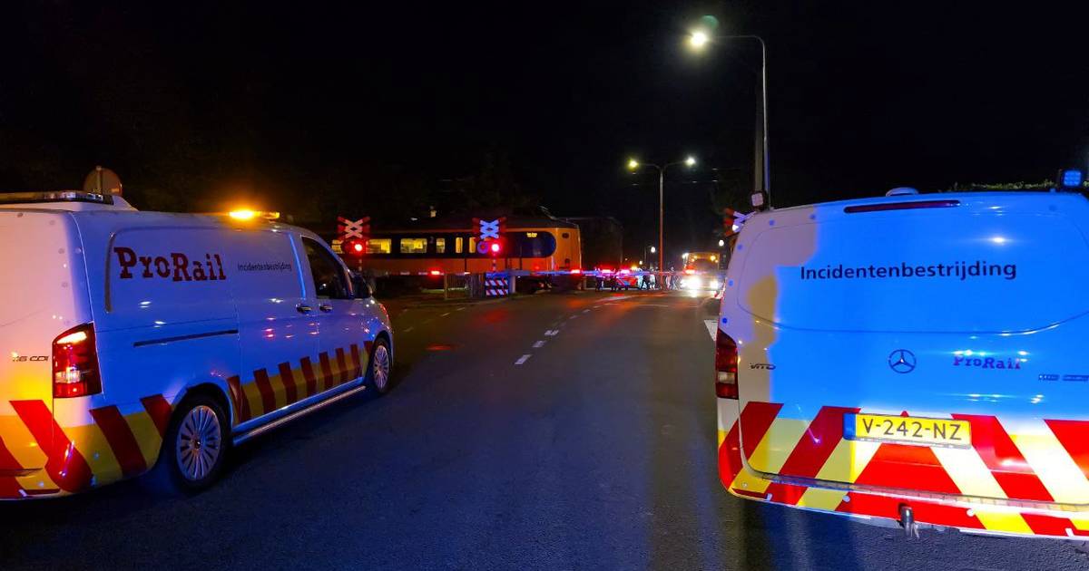 Man overleden na aanrijding met trein in Almelo, ander raakt gewond.