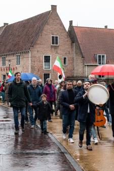 Vele tientallen Amersfoorters betuigen met tocht door de stad steun aan het volk van Iran