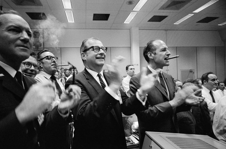 Applaus bij de Nasa in Houston nadat de Apollo 13 in de Stille Oceaan is geland, 17 april 1970. Beeld Nasa