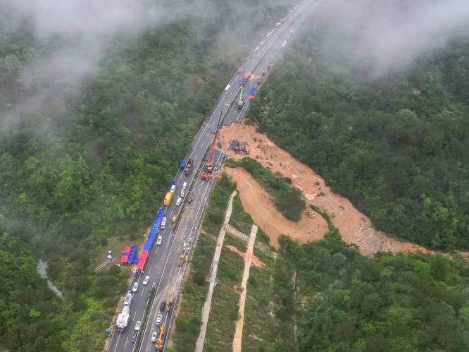 Chinese weg stort in na aanhoudende zware regen: 48 doden en 30 gewonden