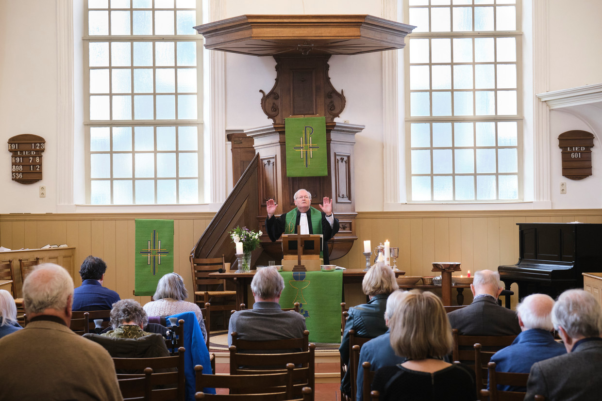 Kerkdienst in de lutherse kerk in Leeuwarden; de gemeente ziet het ledenbestand flink krimpen. Beeld Sjaak Verboom