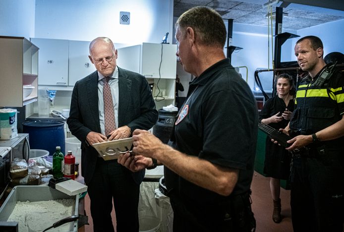 Minister Grapperhaus op bezoek in het 'oefen-drugslab' dat de politie heeft gebouwd op een geheime locatie in Tilburg