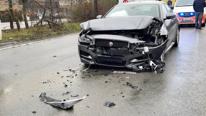 Jaguar knalt tegen politiecombi op Expresweg in Brugge