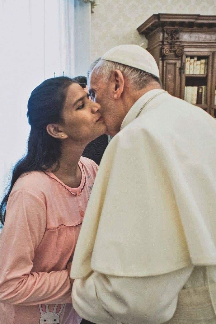 Een van de beelden die rondgaat, toont een ontmoeting tussen Bibi en paus Franciscus. De foto is van Bibi's dochter twee jaar eerder.