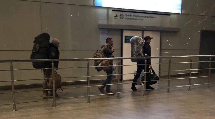 Russische huursoldaten, met camouflagerugzakken, komen aan in de luchthaven van Rostov, 26 januari 2018.