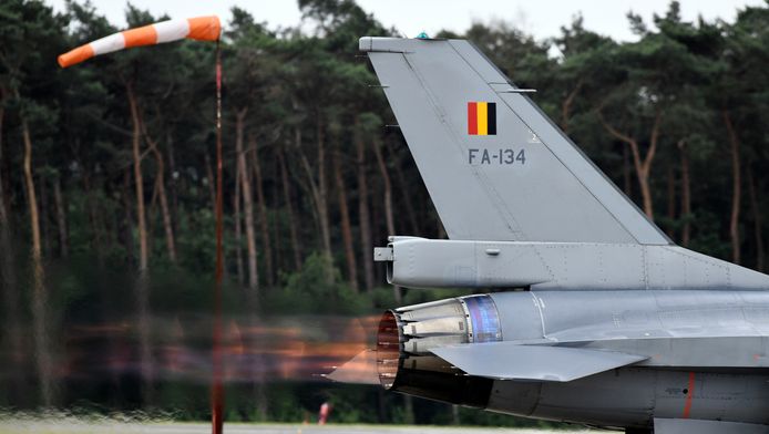 Een Belgische F-16 vertrekt vanaf Kleine Breugel naar het Midden-Oosten.