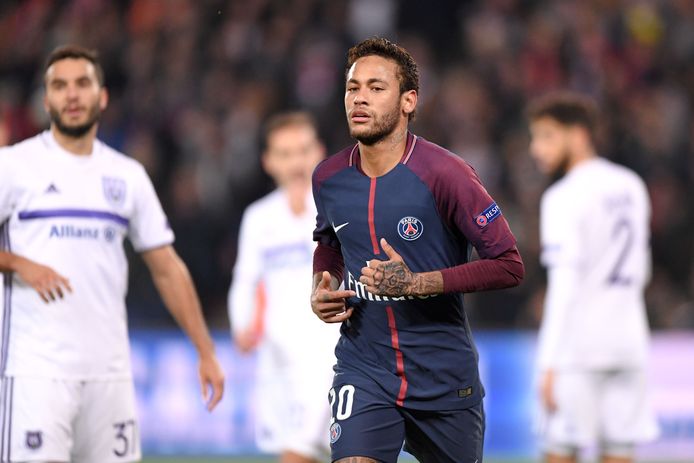 Neymar scoorde vlak voor de pauze de 2-0.