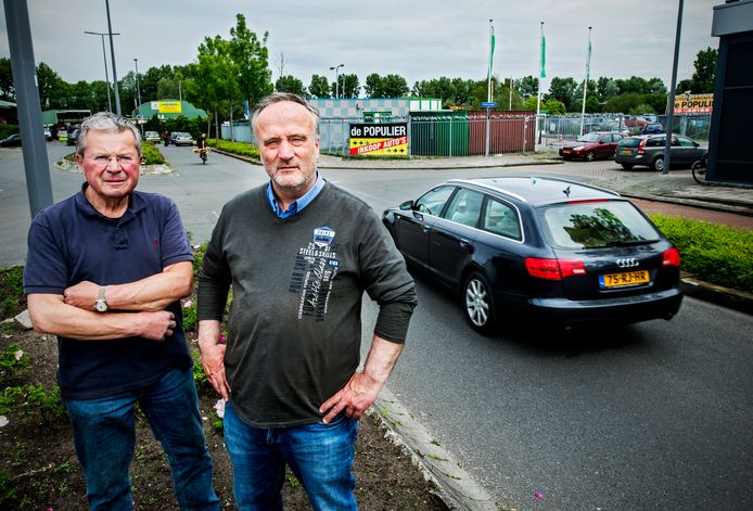 Raadslid Benvenido van Schaik (r) stelde schriftelijke vragen over de verkeersopstoppingen.