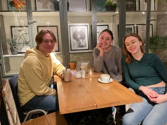 Jikke Broers (16), die met Julie Koehorst (16) en Maxime Lampe (16) bij Lunchcafé Nieuwland