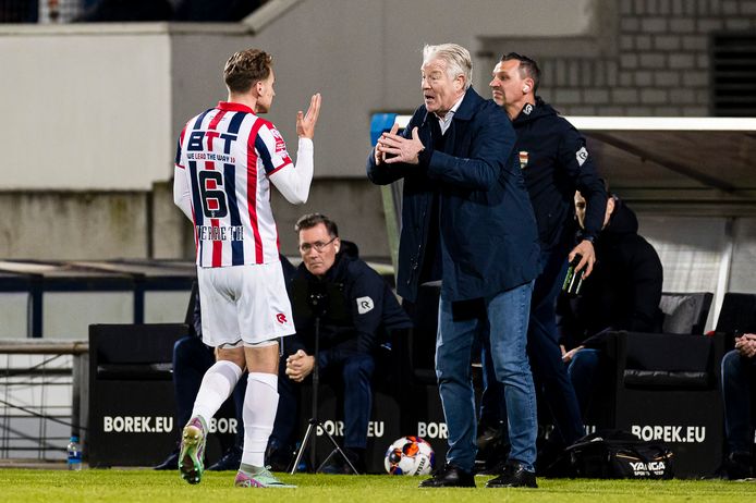 Willem II-trainer Peter Maes instrueert middenvelder Matthias Verreth.